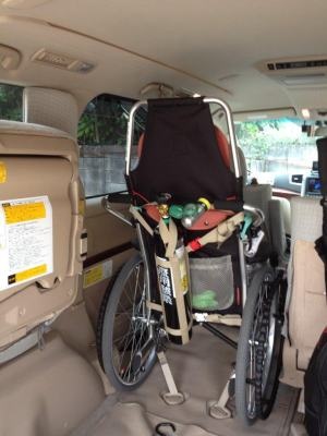 医療用酸素ボンベを装備した弊社車いす(通常型)の画像